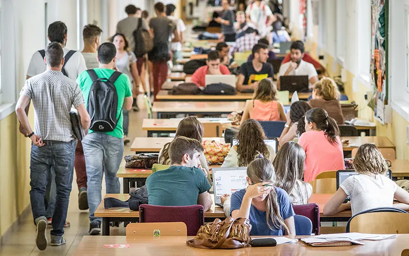 Estudiantes en una sala de estudio de la Universidad Pablo de Olavide